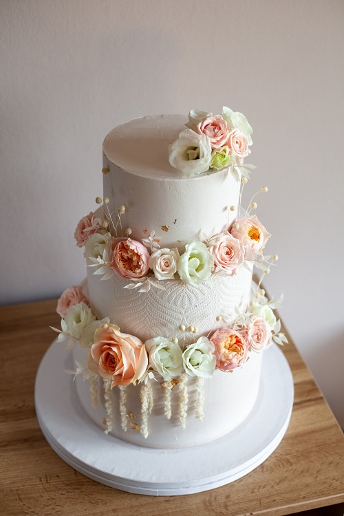 Poročna torta s cvetjem, kot jo izdela Lea Grom iz Stories By Lea