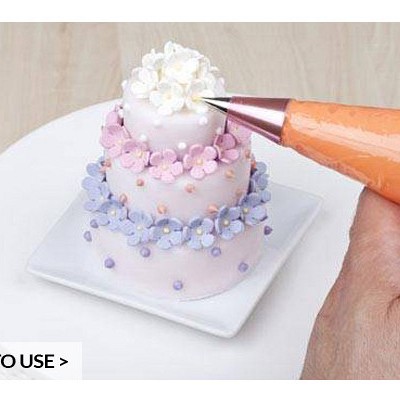 krašenje slaščice v obliki večnadstropne torte